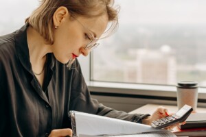 pexels-mikhail-nilov-8297035 Finanzbuchhaltung